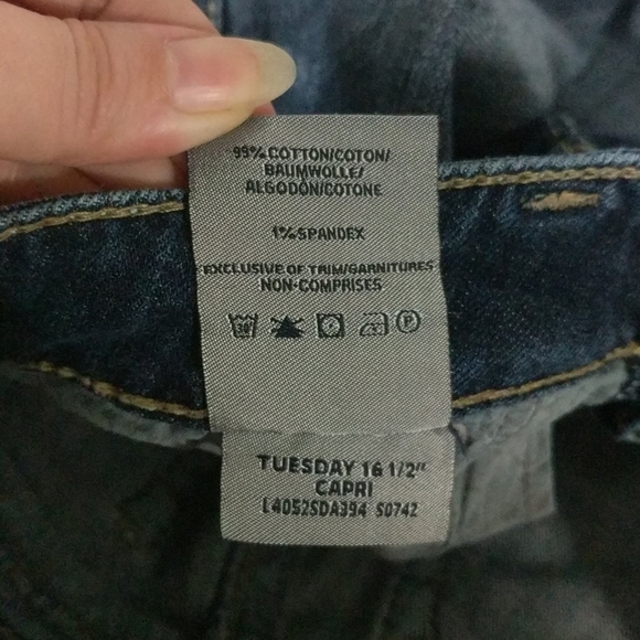 Silver Tuesday 16.5" Capri Dark Wash Jeans - size 27 - Picture 5 of 8